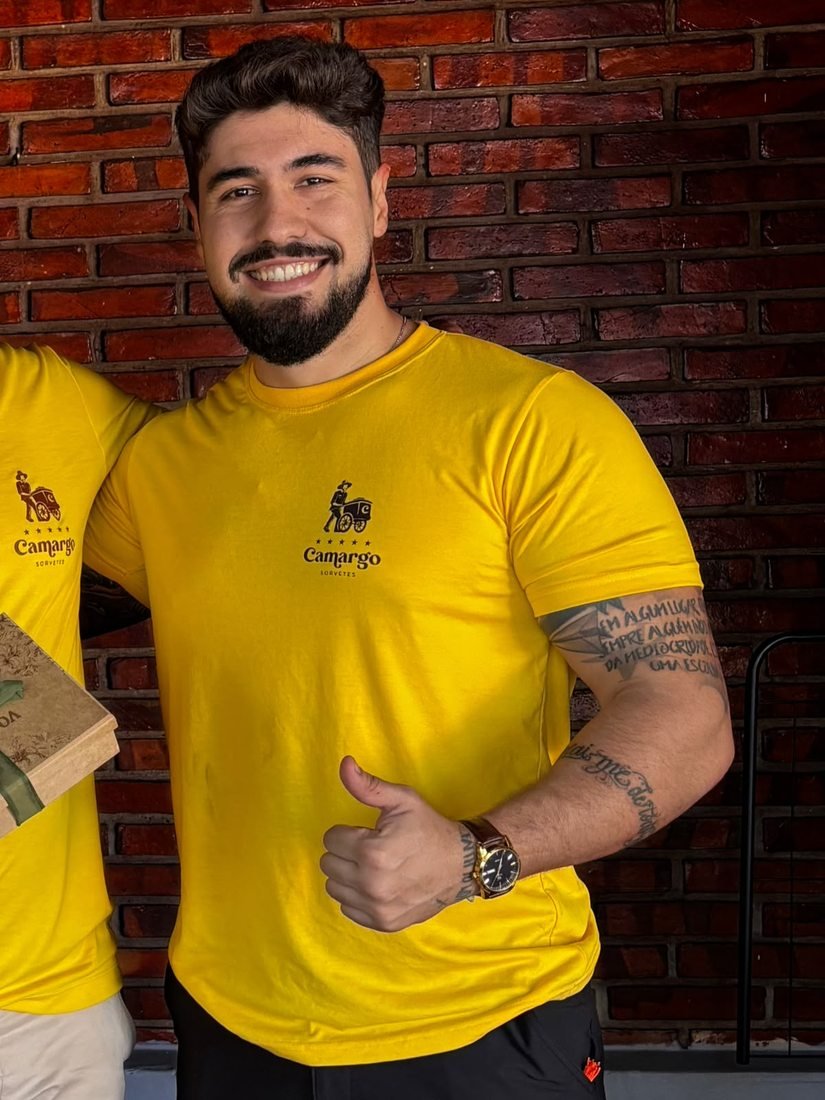 Weslley Camargo, fundador da Camargo Sorvetes, com a camiseta da marca